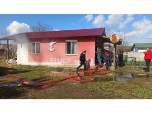 Evi Ateşe Verdi, İtfaiye Girmesin Diye Kapının Arkasına Eşya Koydu