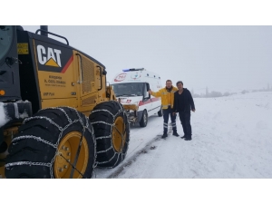 Yolda Kalan Ambulans Ekiplerce Kurtarıldı