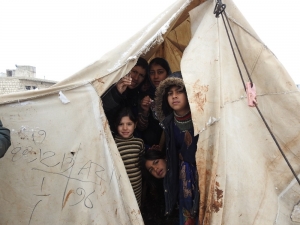 İdlib’den Kaçan Suriyeliler Kar Ve Soğukla Mücadele Ediyor