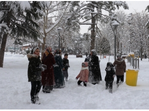 Malatya Kent Merkezine Yıllar Sonra Yağan Yoğun Kar Sevinçle Karşılandı