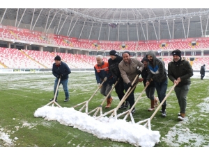 Sivas 4 Eylül Stadyumu Kardan Temizleniyor