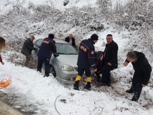 Kayganlaşan Yoldan Şarampole Sürüklenen Aracı Afad Ekipleri Kurtardı