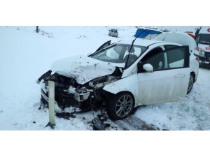 Otomobil İle Kamyonet Çarpıştı: 5 Yaralı