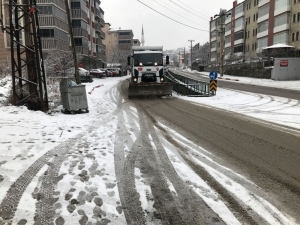 Belediye Ekipleri Kar Küreme Ve Tuzlama Çalışmalarını Yaptı