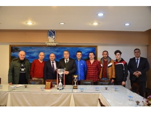 İşitme Engellilerden Başkan Çerçi’ye Plaket