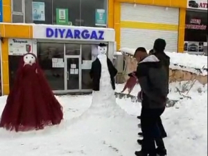 Kardan Gelin Ve Damat Yapıp Halay Çektiler