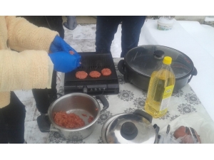 Kar Altında Kurulan Mangalda Sucuk Ve Köfte Keyfi