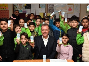 Başkan Seçer, Mezun Olduğu İlkokulda Çocuklara Süt Dağıttı