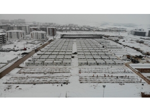 Elazığ’da Kar Altında Konteyner Kent Kurulumu Aralıksız Devam Ediyor