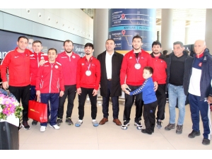 Avrupa Şampiyonasını Üçüncü Tamamlayan Milli Güreşçiler Yurda Döndü