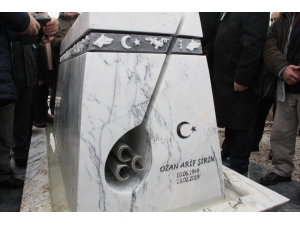 Ozan Arif Mezarı Başında Anıldı