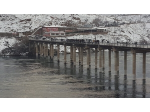 Köprü Ayağına Çarpan Tekne Battı:1 Kayıp