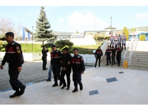 Ziyarete Gittikleri Evin Sahibini Sandalyeye Bağlayıp Gasp Ettiler