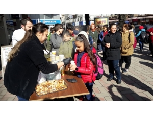 Okulları İçin 11. Günde Eylem Yapan Öğrencilere Çorbalı Destek