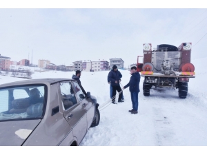 Başkan Ergü Karda Mahsur Kalan Aracı Kurtardı