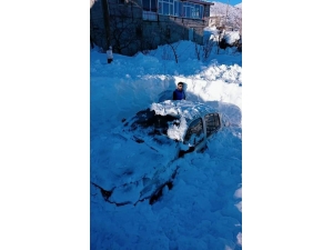 Adana Tufanbeyli’de Kar İnsan Boyunu Geçti