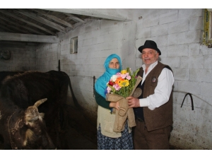 42 Yıllık Eşine Ahırda Sevgililer Günü Sürprizi