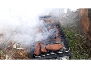 Gazetecilerin Karda Ekmek Arası Sucuk Keyfi