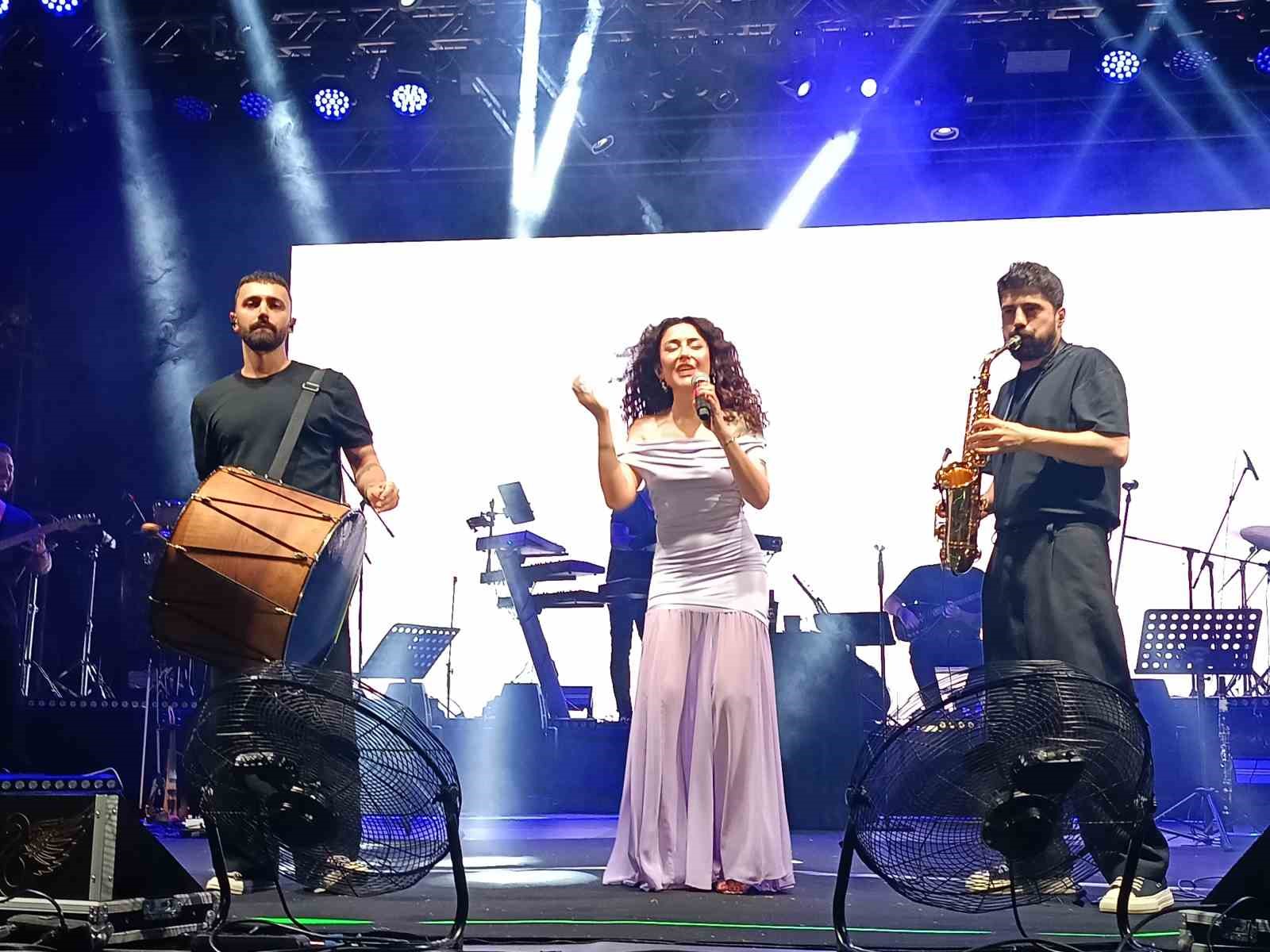 edirne-de-665-inci-tarihi-kirkpinar-yagli-gures-festivali-nde-melek-mosso-sahne-aldi