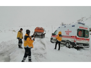 Sağlık Ekipleri Zorlu Kış Koşullarıyla Mücadele Ediyor