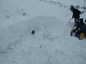 Karda Mahsur Kalan Vatandaşları Kurtarmaya Giden İş Makinesi De Mahsur Kaldı