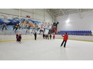 Ecevit’in Adını Taşıyan Buz Sporları Salonu İlgi Görüyor