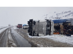 Siirt’te Meyve Yüklü Tır Devrildi: 1 Yaralı