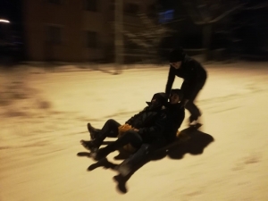 Çocuklar Leğenle Kayarak Karın Keyfini Çıkardı