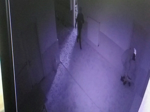 Yardım Kumbarasını Çalan Çocuklar Kamerada