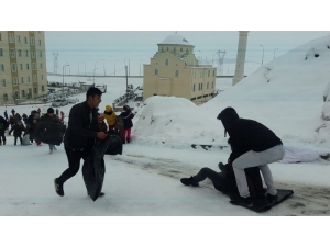 Okullar Tatil Oldu, Çocuklar Karın Keyfini Çıkardı