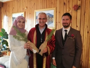 Nikah Şekeri Yerine Fidan Dağıttılar
