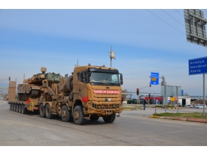 Sınıra Tank Ve Zırhlı Araç Sevkiyatı Sürüyor