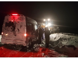 Yolda Mahsur Kalan Vatandaşları Belediye Kurtardı