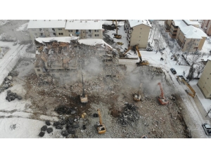 Elazığ’da Ağır Hasarlı Yapıların Yıkımı Sürüyor