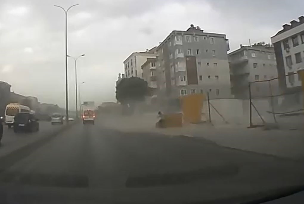 avcilar-e-5-yan-yolda-insaat-bariyerleri-firtinada-boyle-uctu