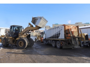 Nevşehir Belediyesi Buzlanmaya Karşı 600 Ton Buz Daha Stok Etti