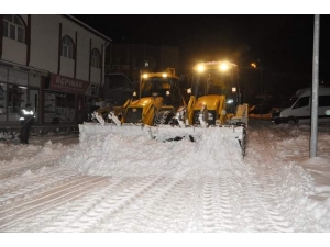 Gürün İlçesinde Karla Mücadelede Gece Mesaisi