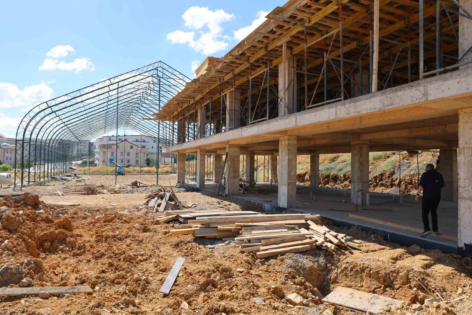 darica-da-100-milyon-lira-destekli-spor-kompleksinin-insasi-suruyor