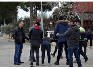 Polis Aracına Çarpan Şüpheliler Kıskıvrak Yakalandı