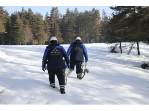 Yayla Evinde 4 Gün Elektriksiz Kalan Ailenin Yardımına Kar Komandoları Koştu