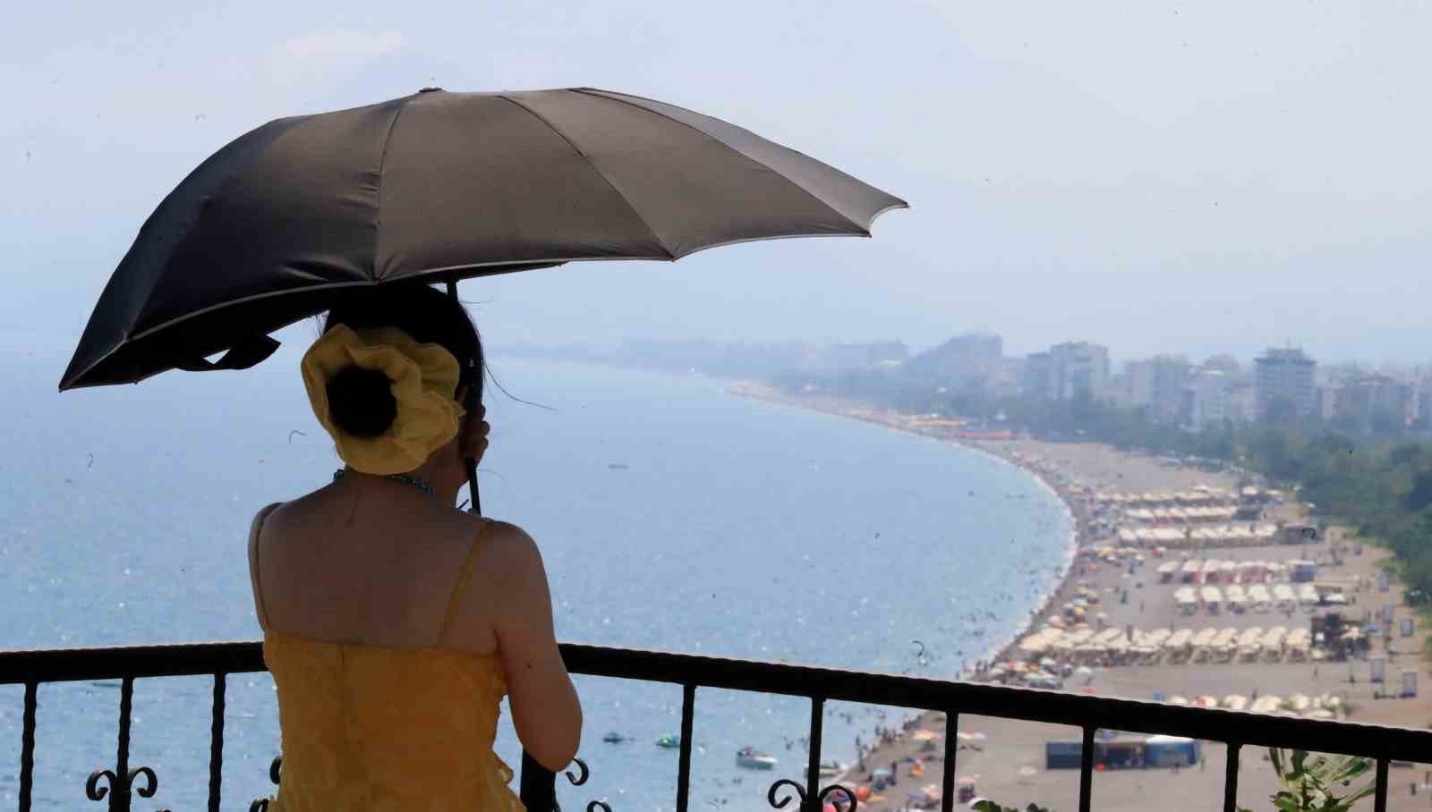 hava-sicakliginin-34-derece-olculdugu-antalya-da-deniz-suyu-sicakligi-30-dereceyi-gordu