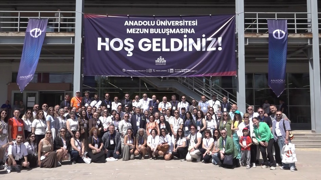 bir-araya-gelen-anadolu-universitesi-mezunlari-hasret-giderdi