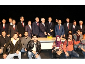 Ak Parti Sözcüsü Ömer Çelik’ten Öğrencilere Tavsiye