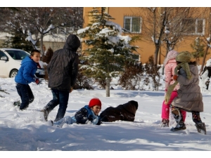 Erzincan’da Okullar Tatil Oldu, Çocuklar Karın Keyfini Çıkardı