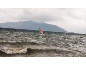 14 Şubat’ta En Sevdikleri Rüzgar Ve Sörf İle Aşk Yaşıyorlar