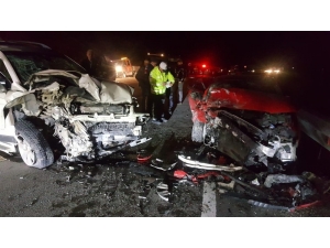 İki Araç Kafa Kafaya Çarpıştı: 5 Yaralı