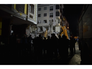 Bahçelievler’de Yıkılan Binanın Çevresi Güvenlik Çemberine Alındı