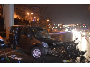 Sürücüsünün Direksiyon Hakimiyetini Kaybettiği Otomobil Bariyerlere Çarparak Durabildi