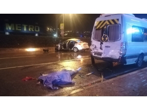 İzmir’de Minibüse Çarparak Takla Atan Otomobil Sürücüsü Öldü