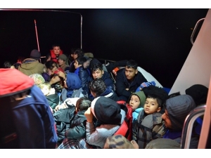 İzmir’de 52 Kaçak Göçmen Yakalandı